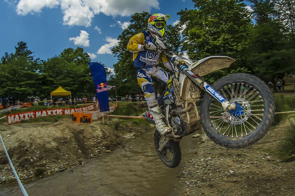 Αναβάτης enduro στον αέρα πάνω από πέρασμα ποταμού, στο Παγκόσμιο Πρωτάθλημα Enduro στις Σέρρες